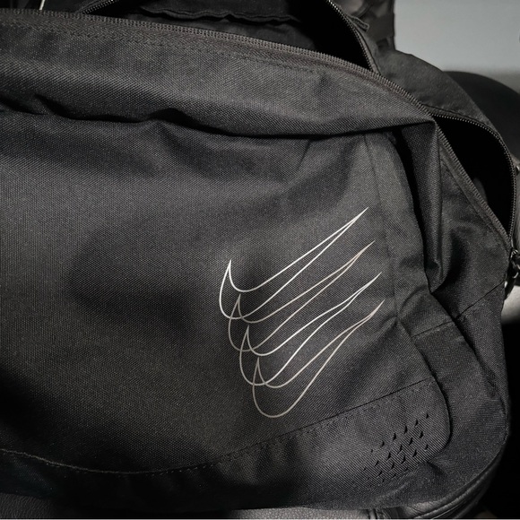 Nike medium Duffle bag Gently used - Picture 2 of 5